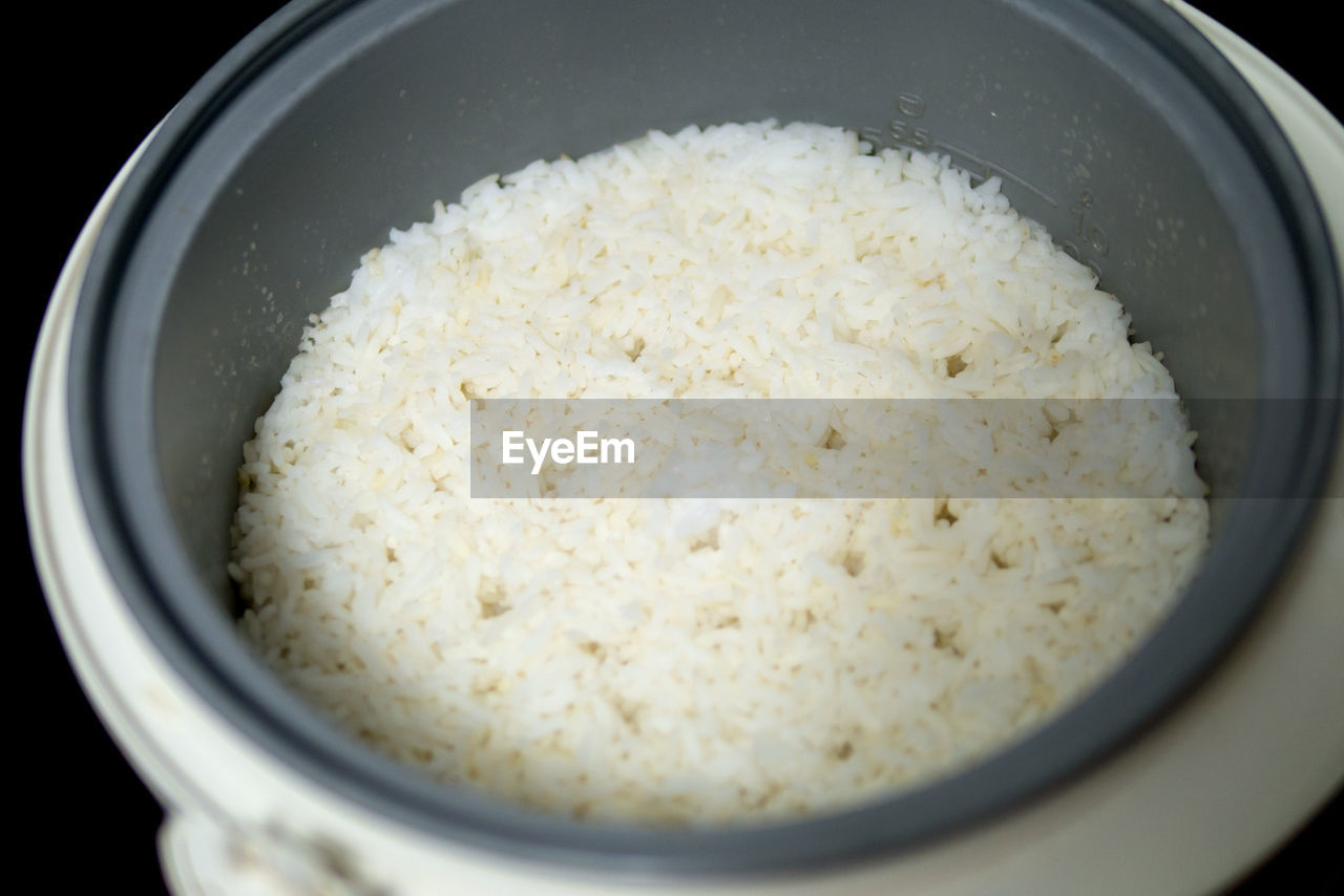 CLOSE-UP OF RICE IN BOWL