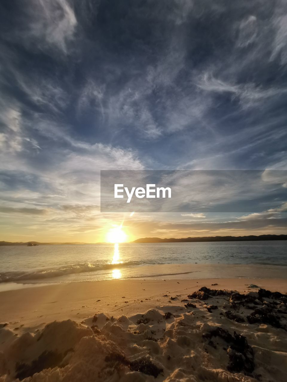 SCENIC VIEW OF SEA AGAINST SKY AT SUNSET