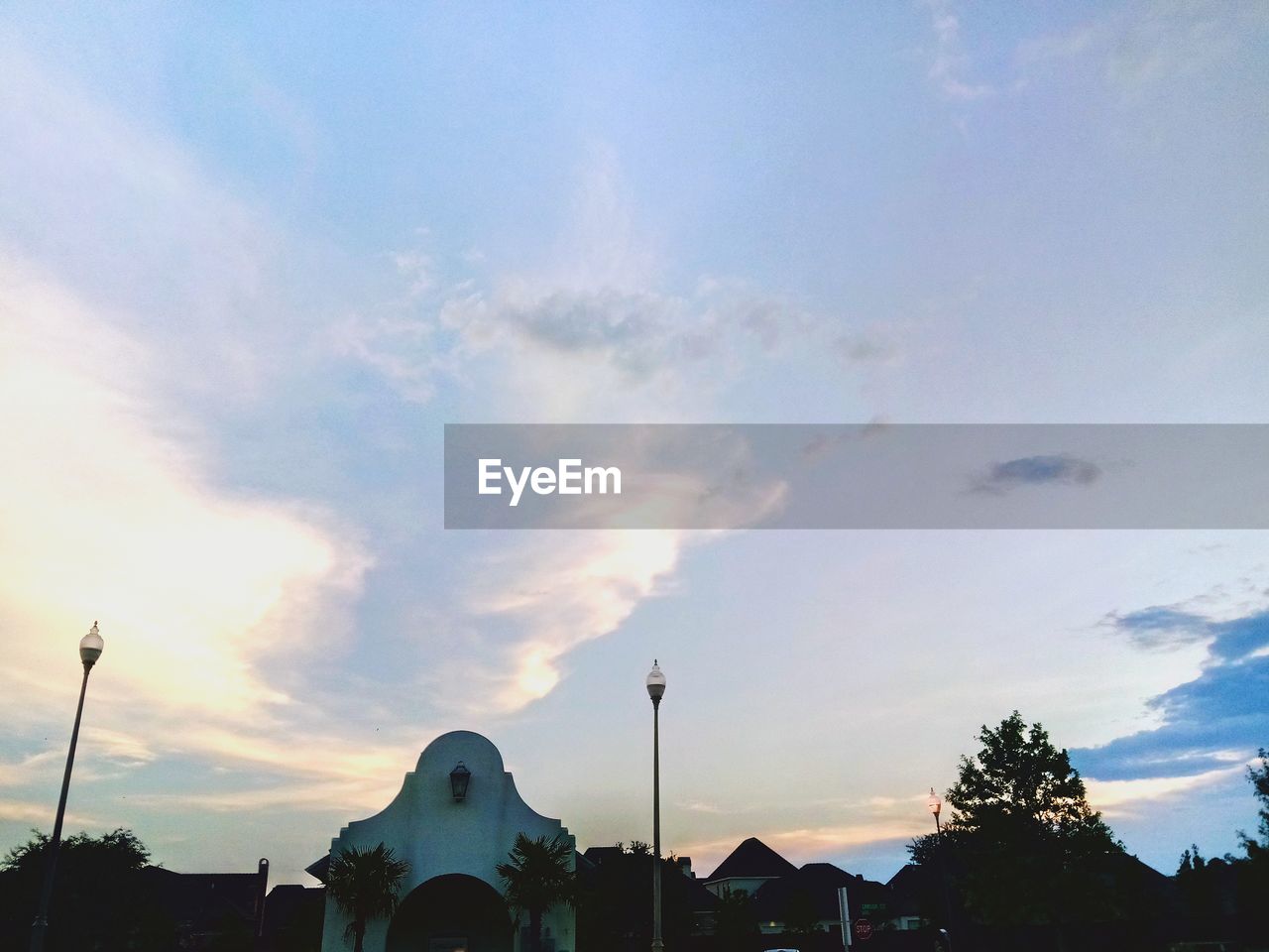 LOW ANGLE VIEW OF STREET AND BUILDINGS AGAINST SKY