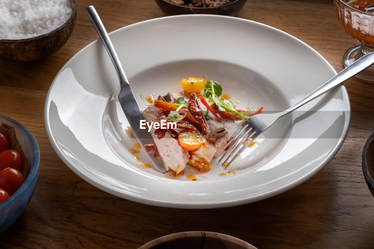 HIGH ANGLE VIEW OF FOOD SERVED IN BOWL