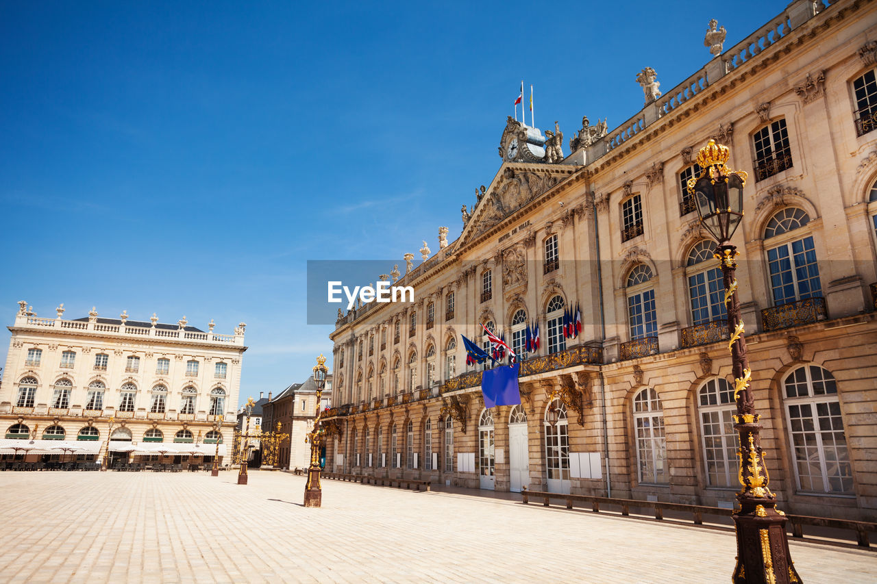 LOW ANGLE VIEW OF HISTORIC BUILDING IN CITY