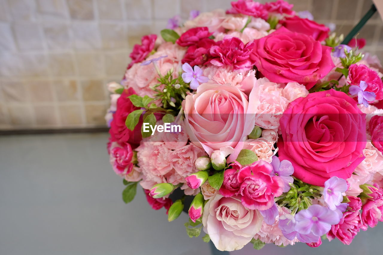 CLOSE-UP OF PINK ROSES ON BOUQUET