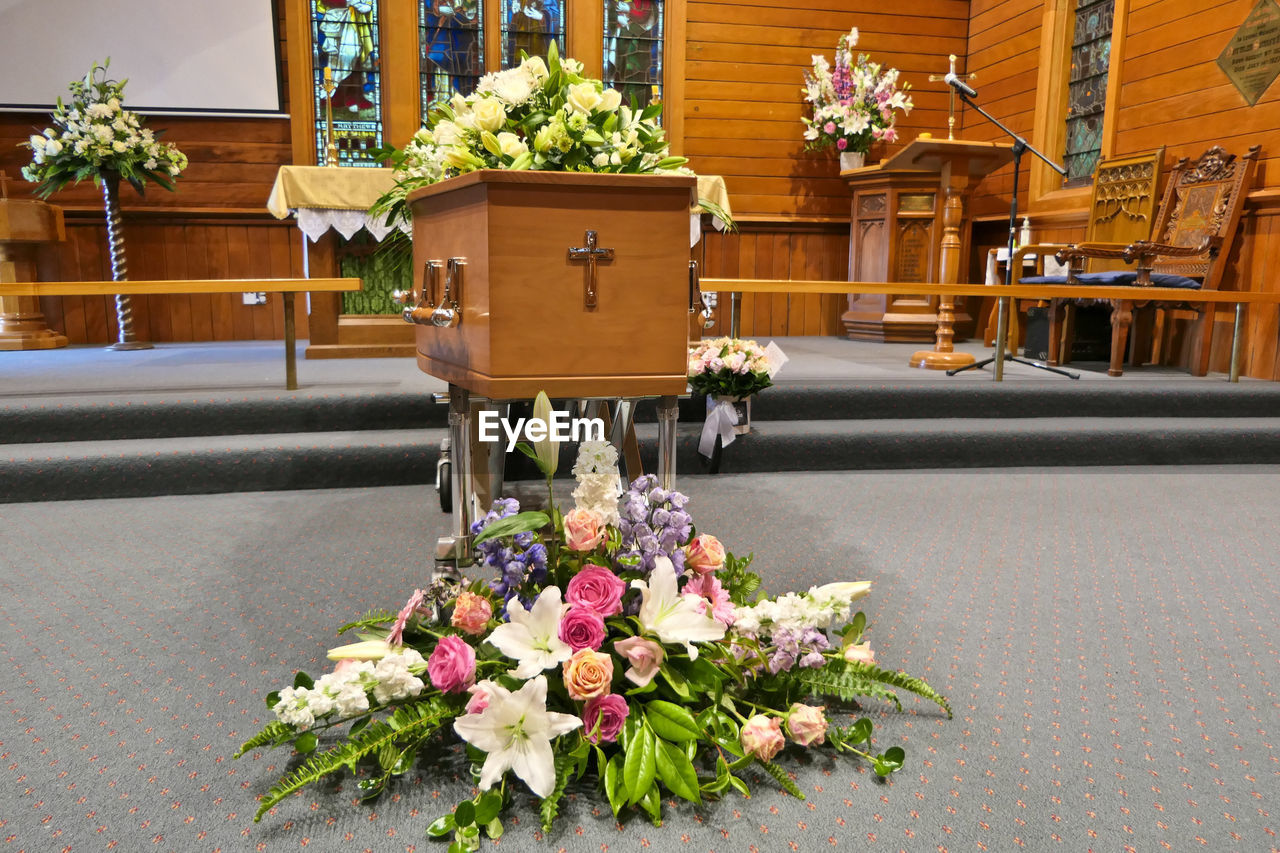 FLOWER VASE ON TABLE