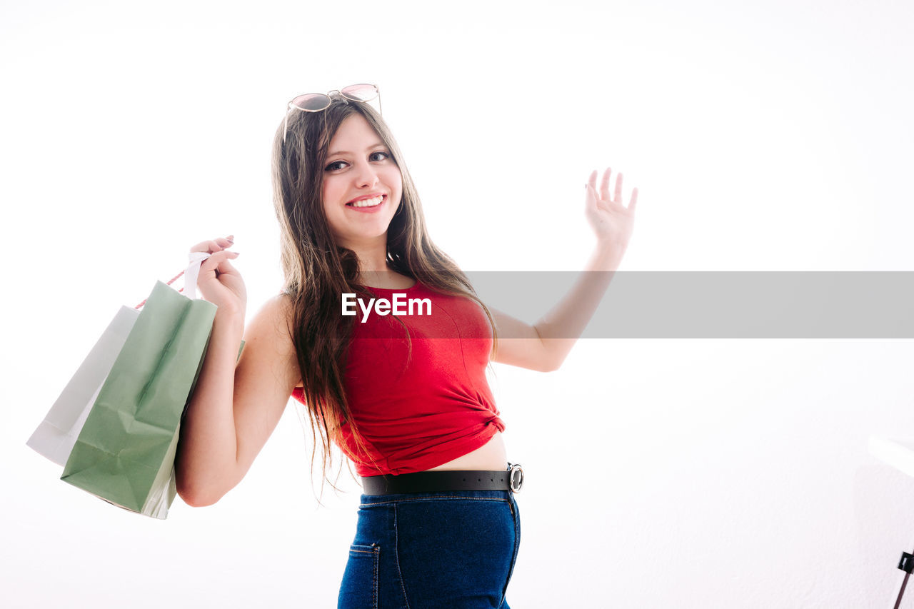 PORTRAIT OF A SMILING YOUNG WOMAN