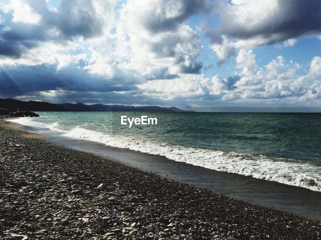 SCENIC VIEW OF SEASCAPE AGAINST CLOUDY SKY