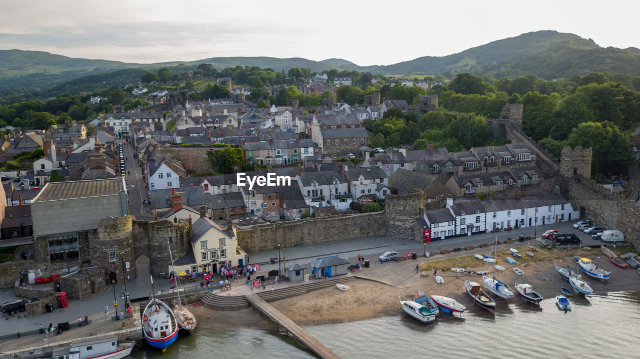 HIGH ANGLE VIEW OF TOWNSCAPE BY CITY AGAINST SKY