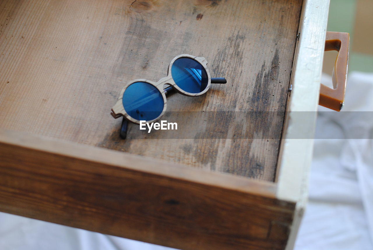 HIGH ANGLE VIEW OF COFFEE ON TABLE