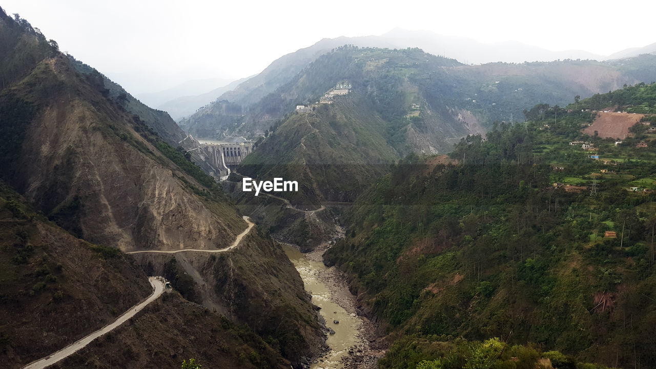 HIGH ANGLE VIEW OF ROAD ON MOUNTAIN