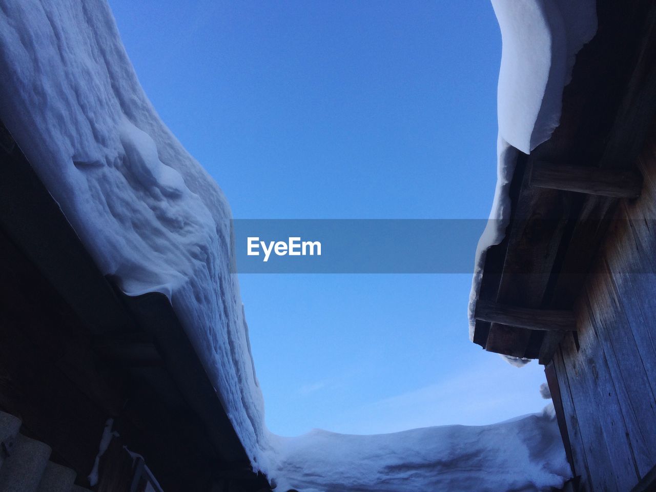 LOW ANGLE VIEW OF SNOW COVERED MOUNTAIN AGAINST SKY