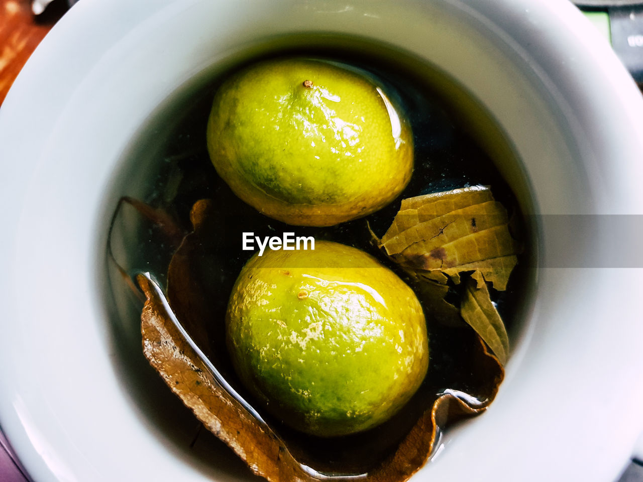 HIGH ANGLE VIEW OF FRUIT IN BOWL