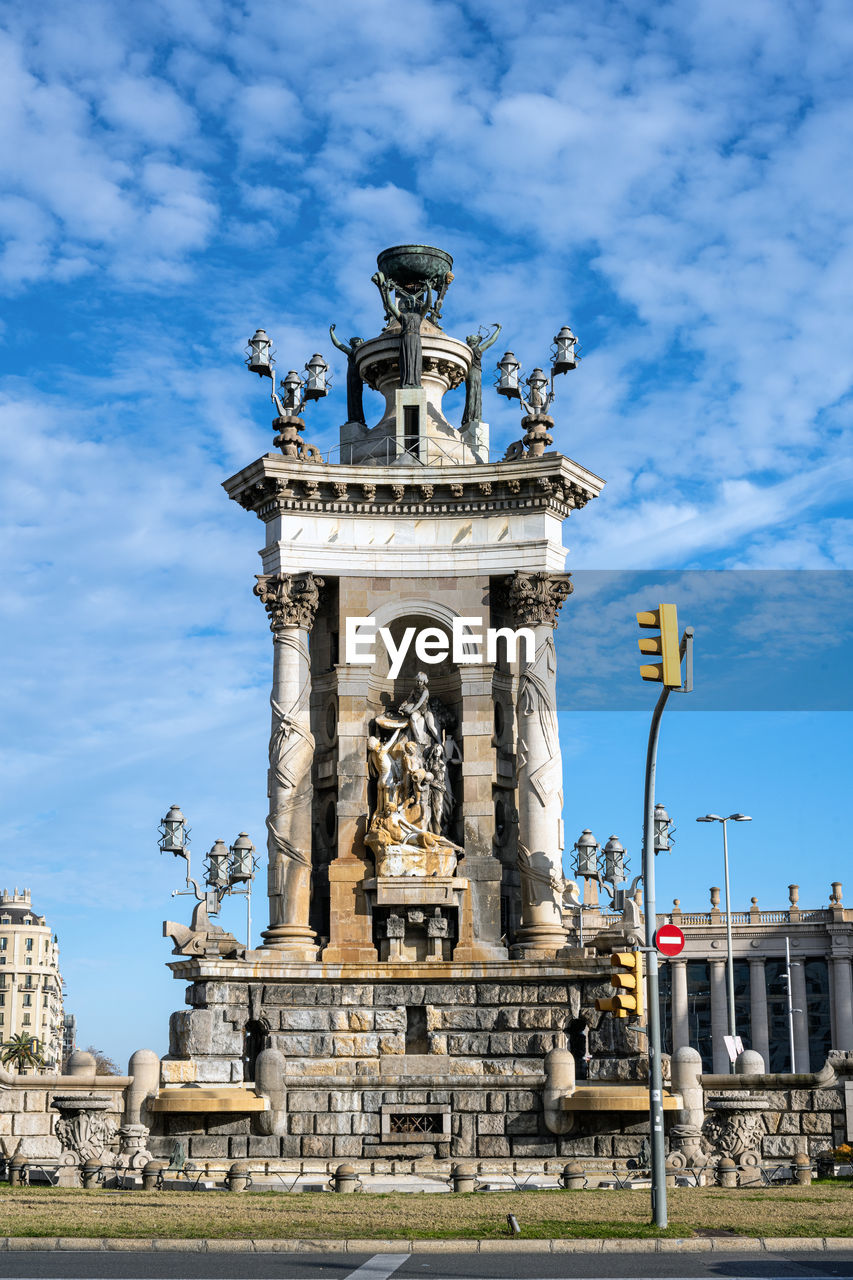 The statues and fountain at plaza de espana in barcelona