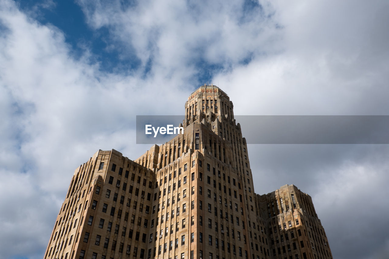 LOW ANGLE VIEW OF MODERN BUILDING AGAINST SKY