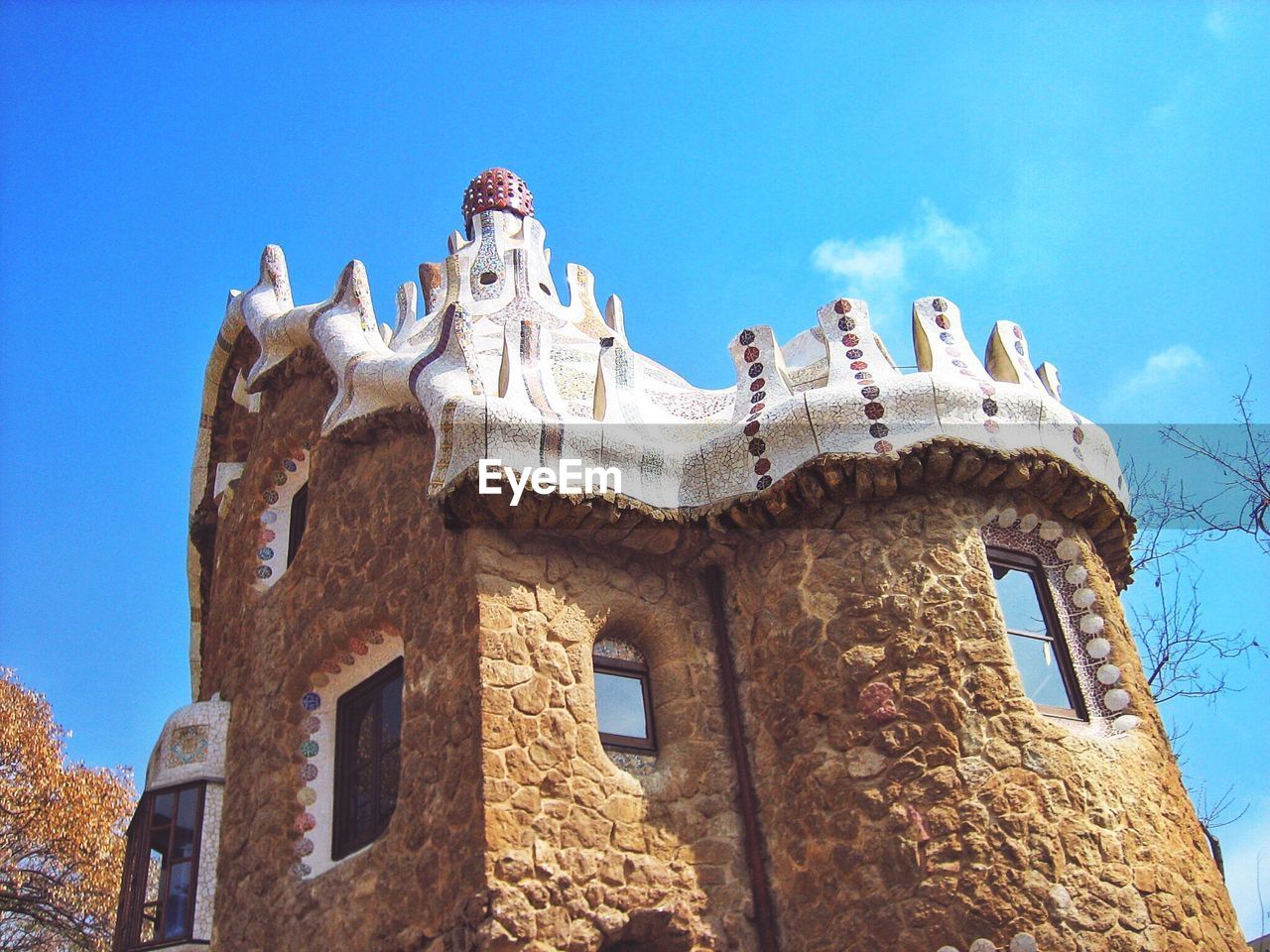 LOW ANGLE VIEW OF FORT AGAINST CLEAR SKY