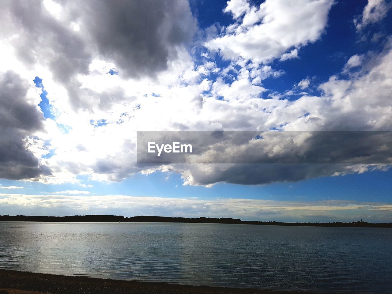 IDYLLIC VIEW OF LAKE AGAINST SKY