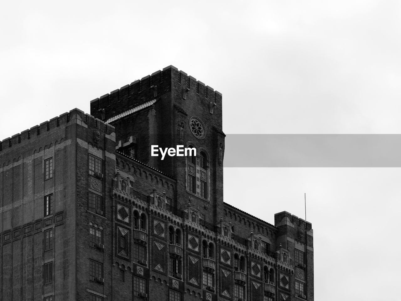 LOW ANGLE VIEW OF HISTORICAL BUILDING AGAINST SKY