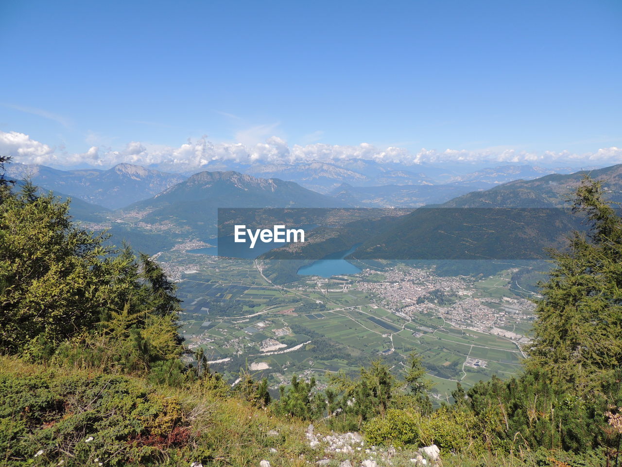 HIGH ANGLE VIEW OF TREES AND MOUNTAINS AGAINST SKY