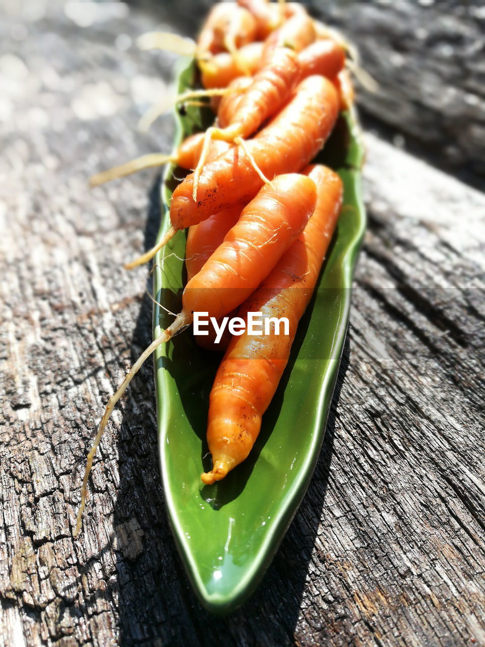 HIGH ANGLE VIEW OF CHILI PEPPER ON TABLE