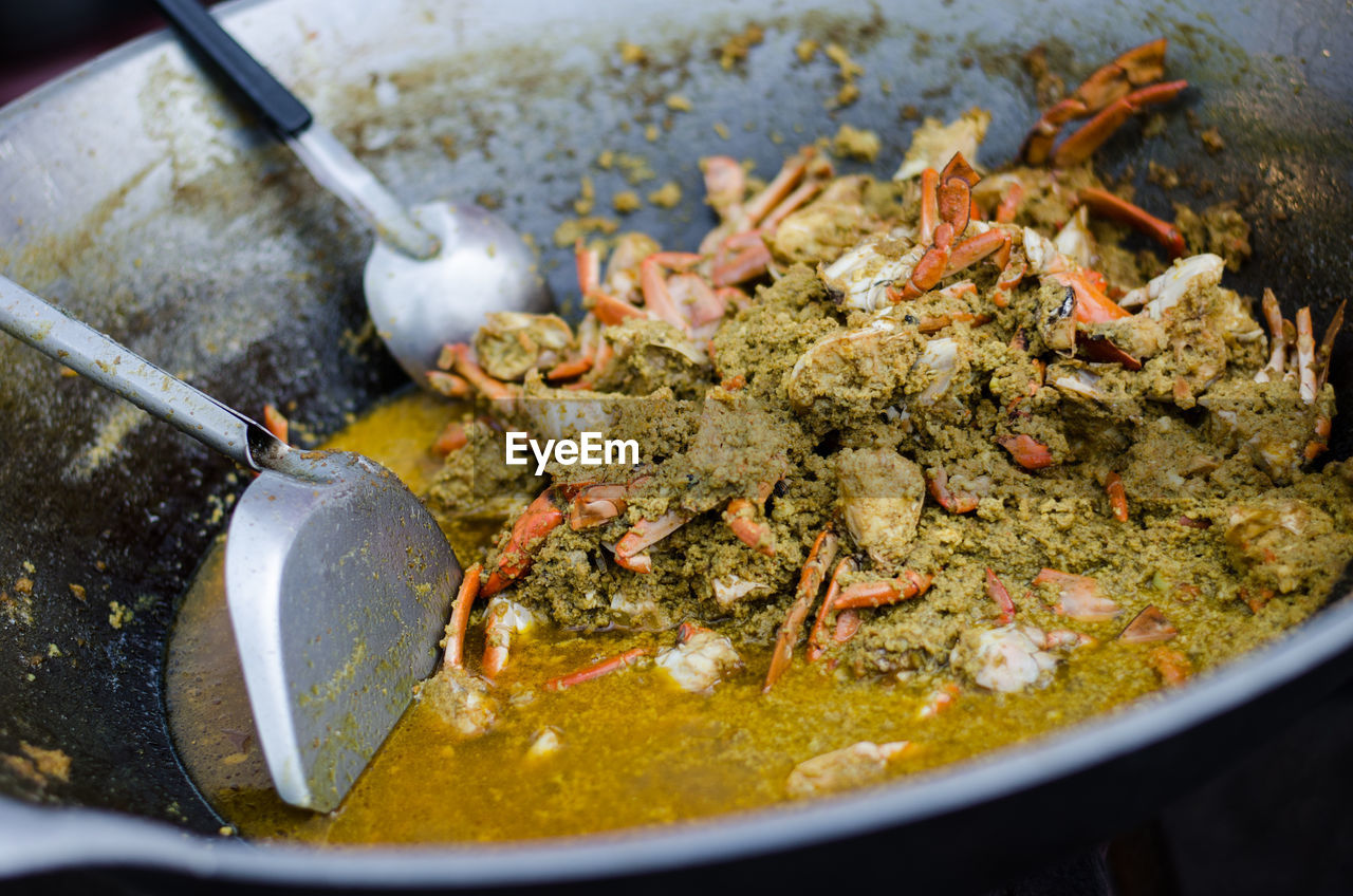 HIGH ANGLE VIEW OF MEAT IN CONTAINER