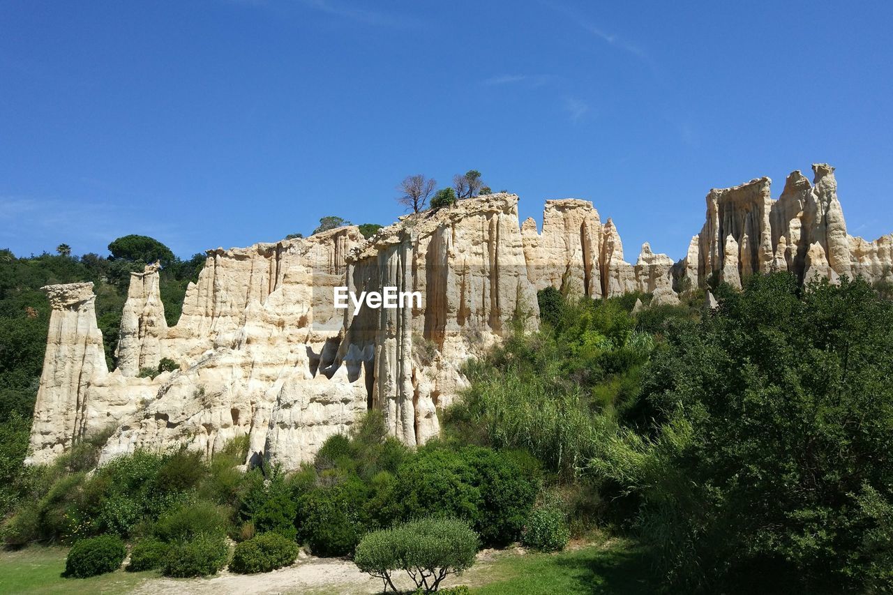 LOW ANGLE VIEW OF OLD RUINS AGAINST SKY