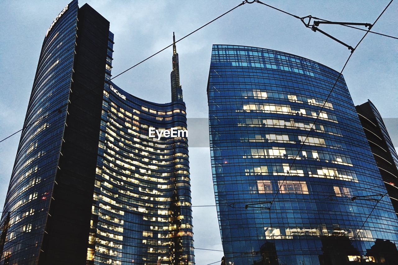 LOW ANGLE VIEW OF SKYSCRAPERS AGAINST SKY