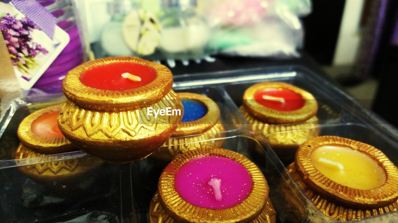 HIGH ANGLE VIEW OF MULTI COLORED CUPCAKES ON TABLE