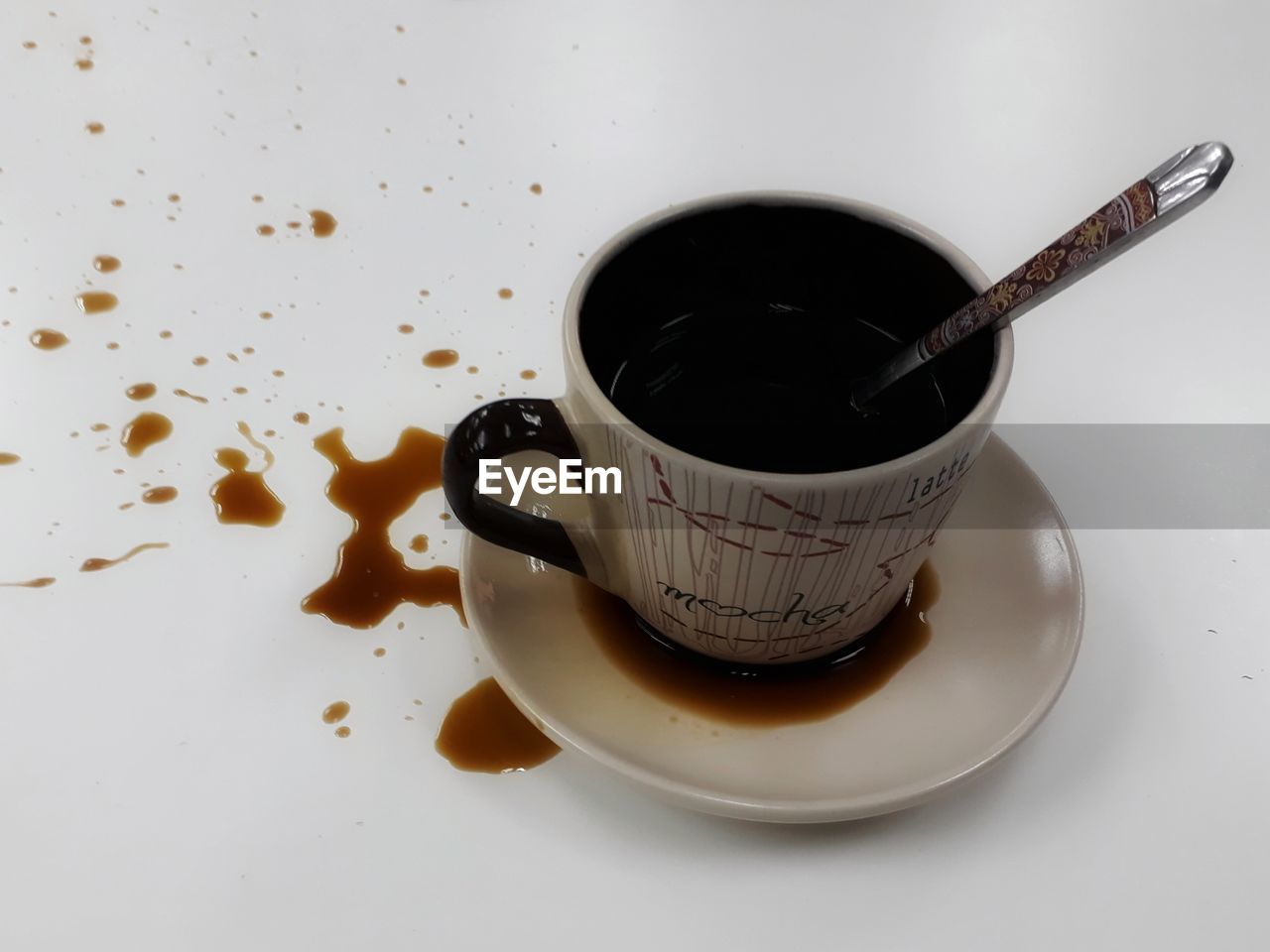 CLOSE-UP OF COFFEE CUP OVER BLACK BACKGROUND