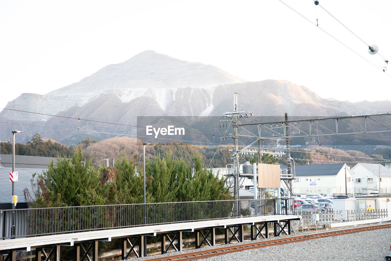 VIEW OF RAILROAD TRACKS AGAINST SKY