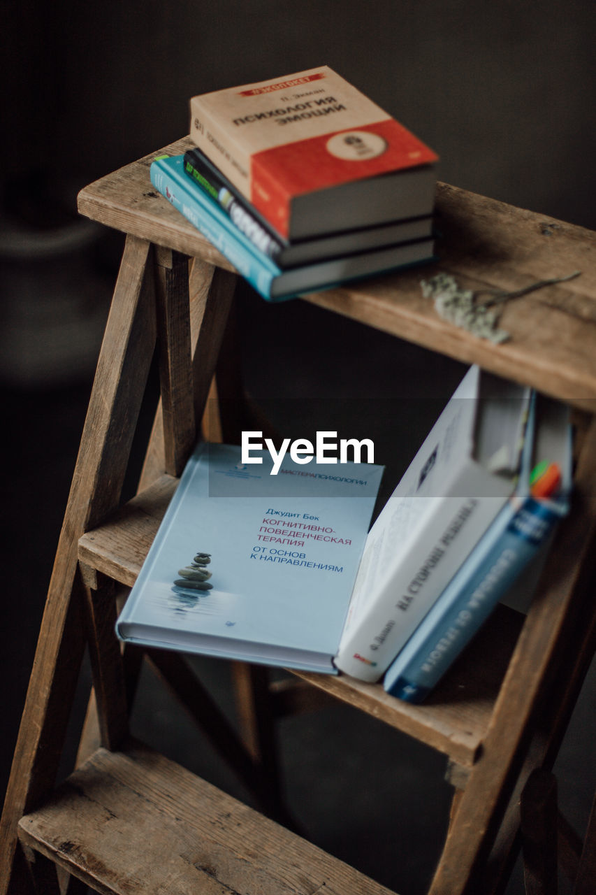 HIGH ANGLE VIEW OF BOOKS ON SHELF