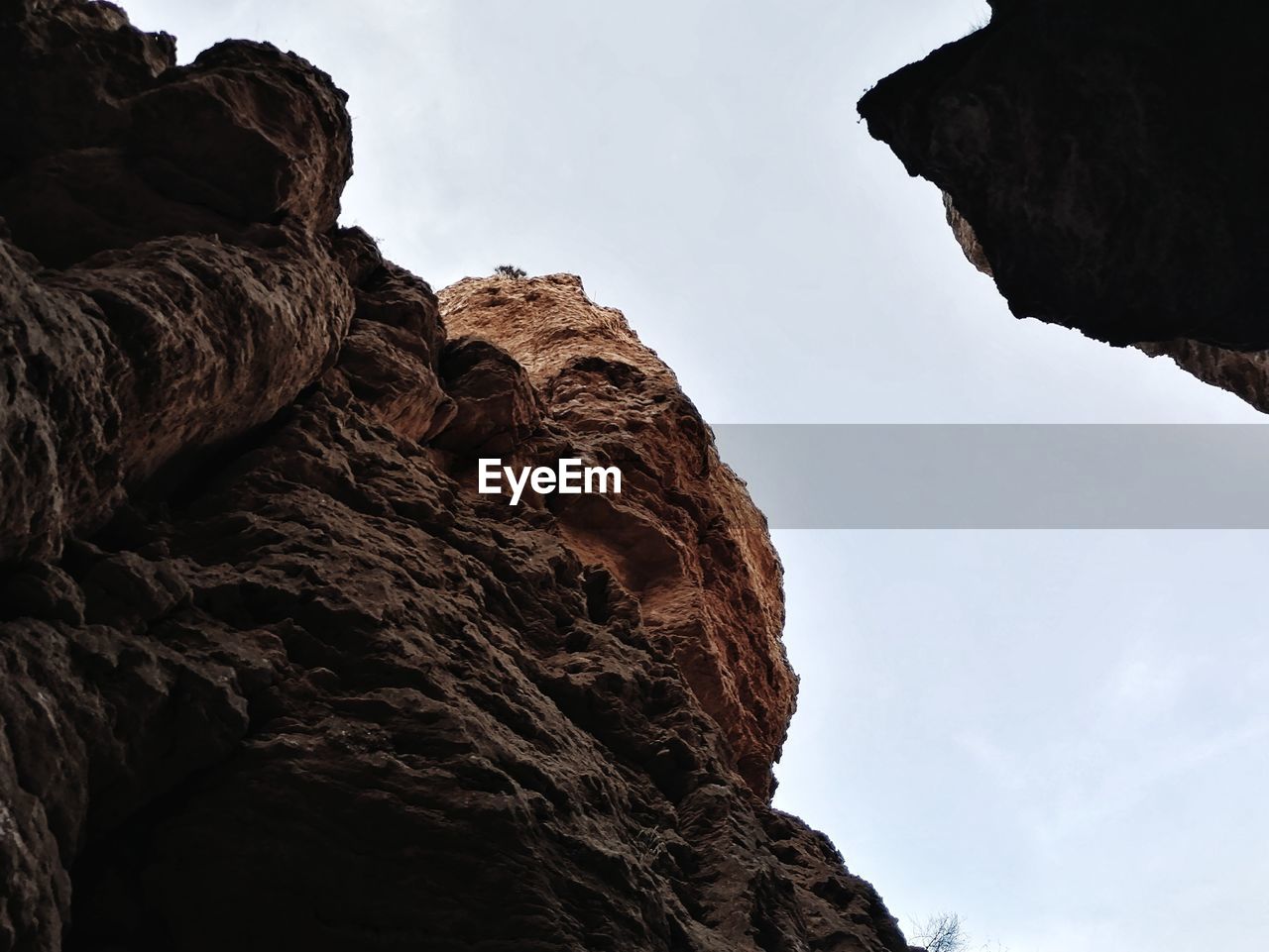 LOW ANGLE VIEW OF ROCK FORMATIONS AGAINST SKY