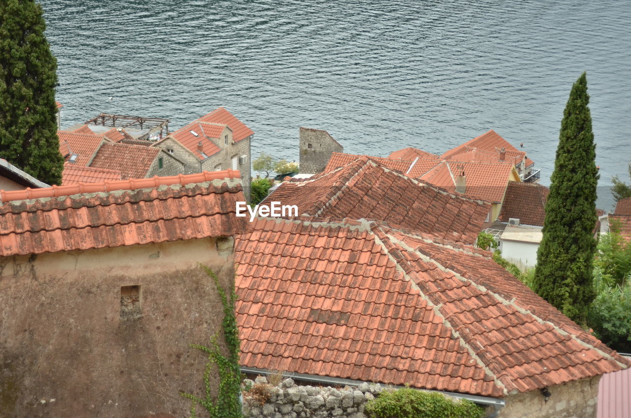 HIGH ANGLE VIEW OF HOUSES BY SEA