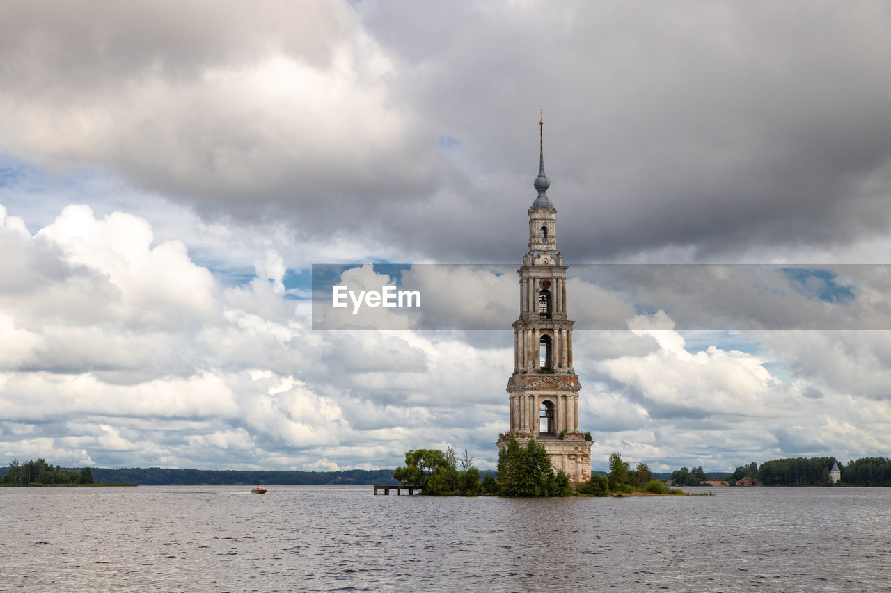 VIEW OF HISTORIC BUILDING AGAINST CLOUDY SKY