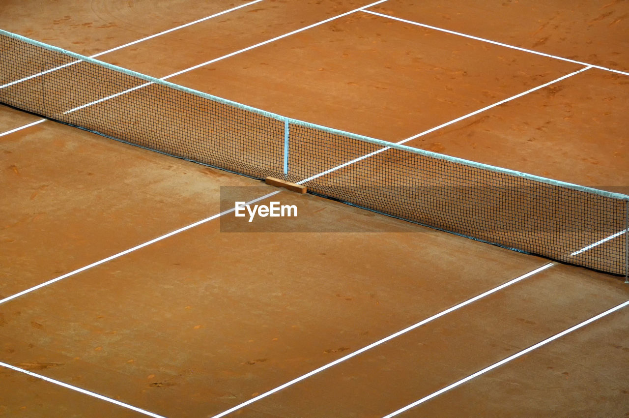 Tennis net and court prepared for a match