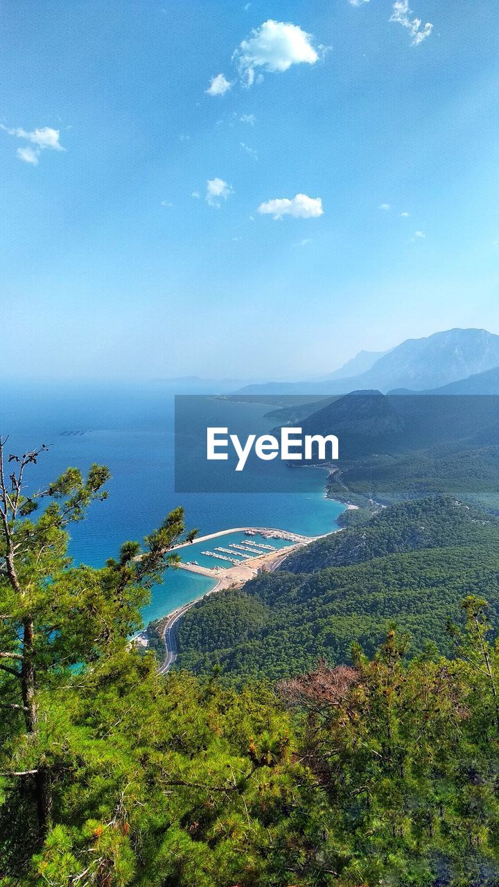 SCENIC VIEW OF LAND AND MOUNTAINS AGAINST SKY