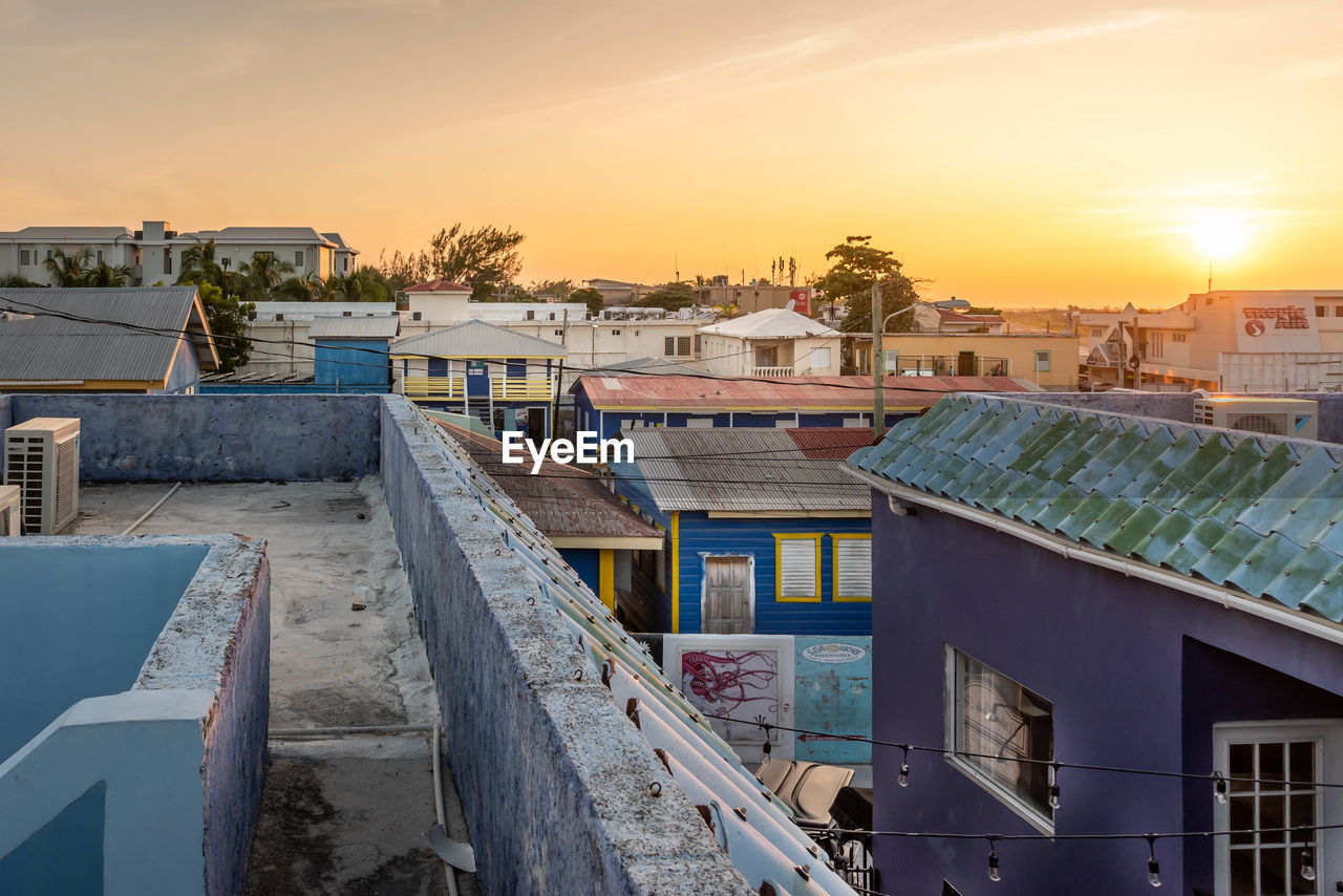HIGH ANGLE VIEW OF BUILDINGS AGAINST SKY