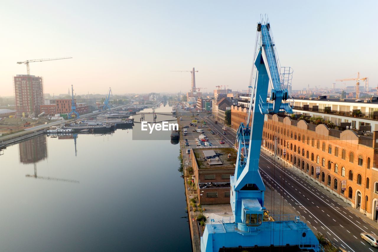 HIGH ANGLE VIEW OF CITYSCAPE AGAINST SKY