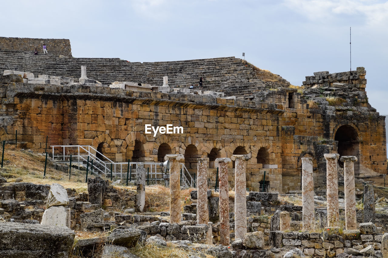 OLD RUINS OF BUILDING AGAINST SKY