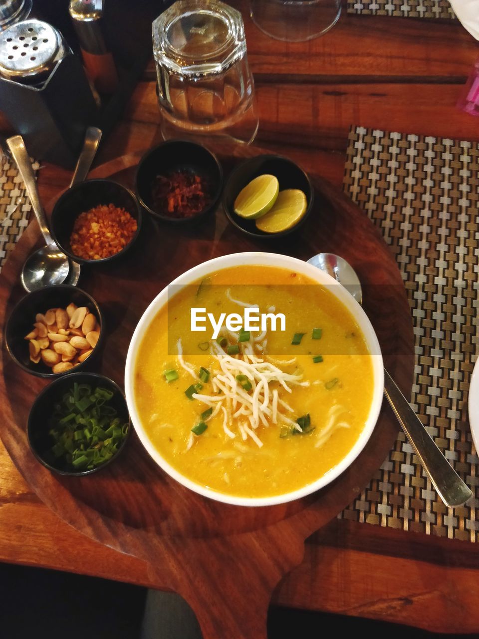 HIGH ANGLE VIEW OF SOUP IN GLASS ON TABLE