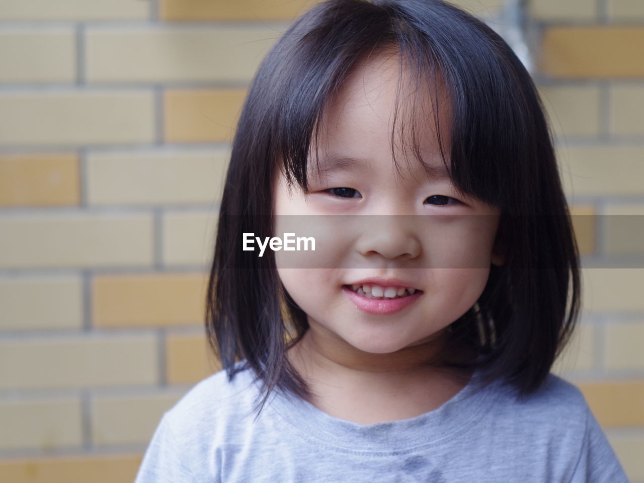 CLOSE-UP PORTRAIT OF SMILING GIRL