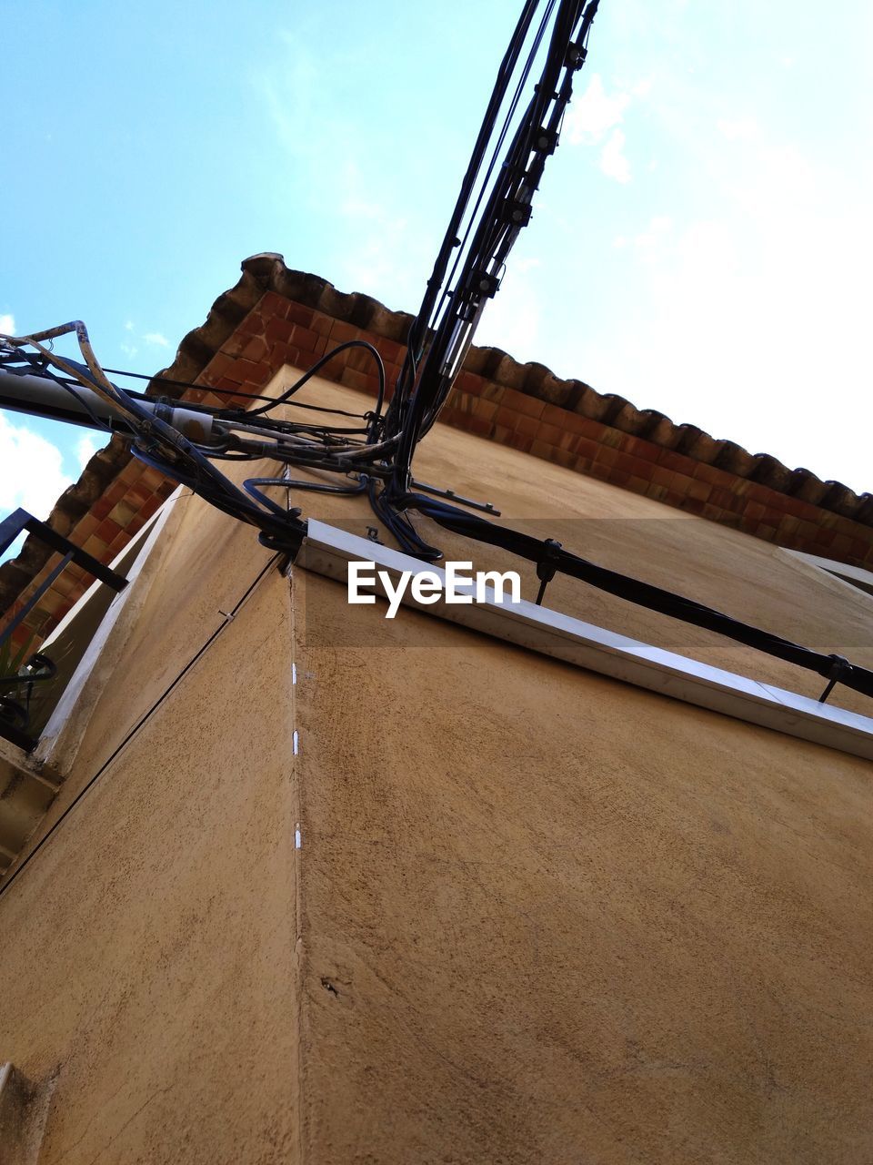 LOW ANGLE VIEW OF TRADITIONAL BUILDING AGAINST SKY