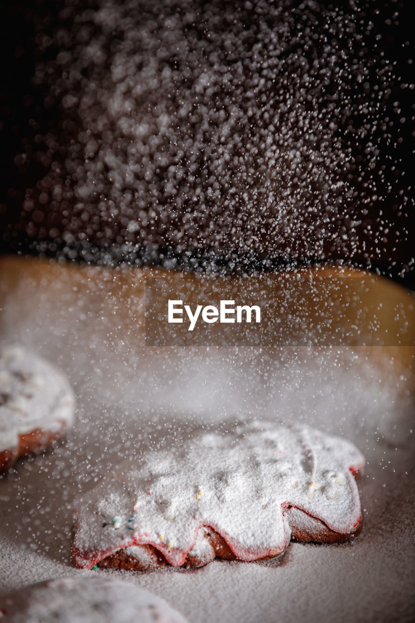 Sprinkle icing sugar over the christmas cookies