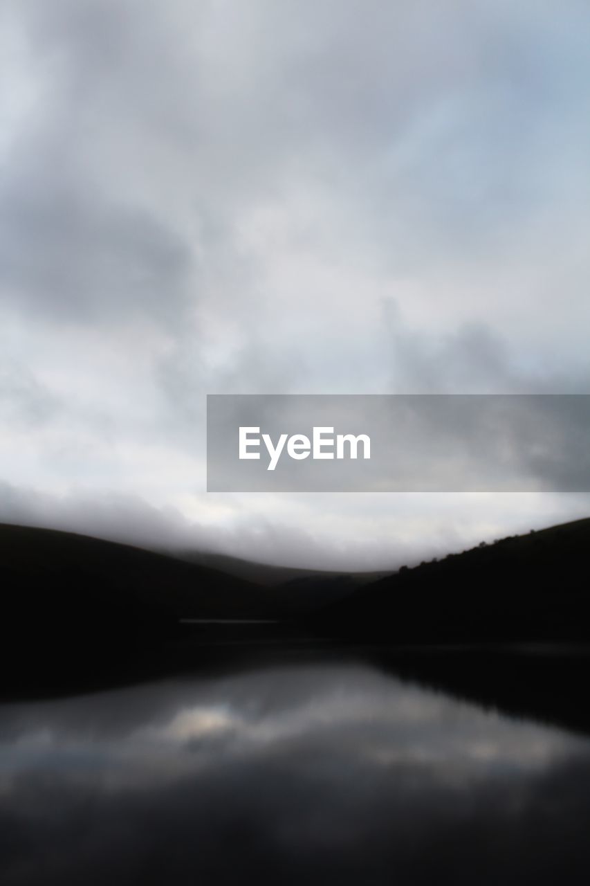 IDYLLIC VIEW OF LAKE AGAINST SKY