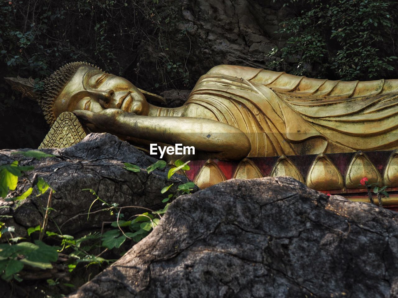 CLOSE-UP OF BUDDHA STATUE