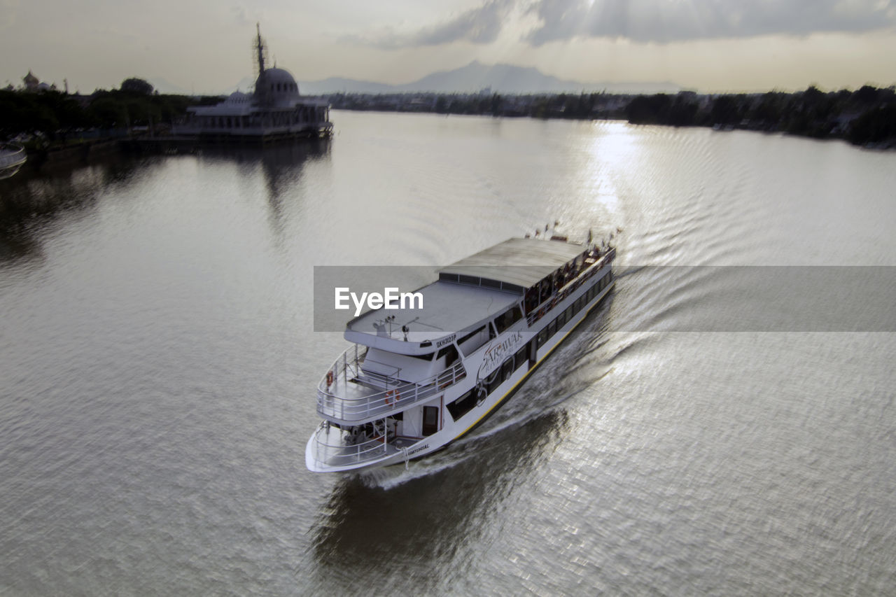 HIGH ANGLE VIEW OF BOAT MOORED ON RIVER