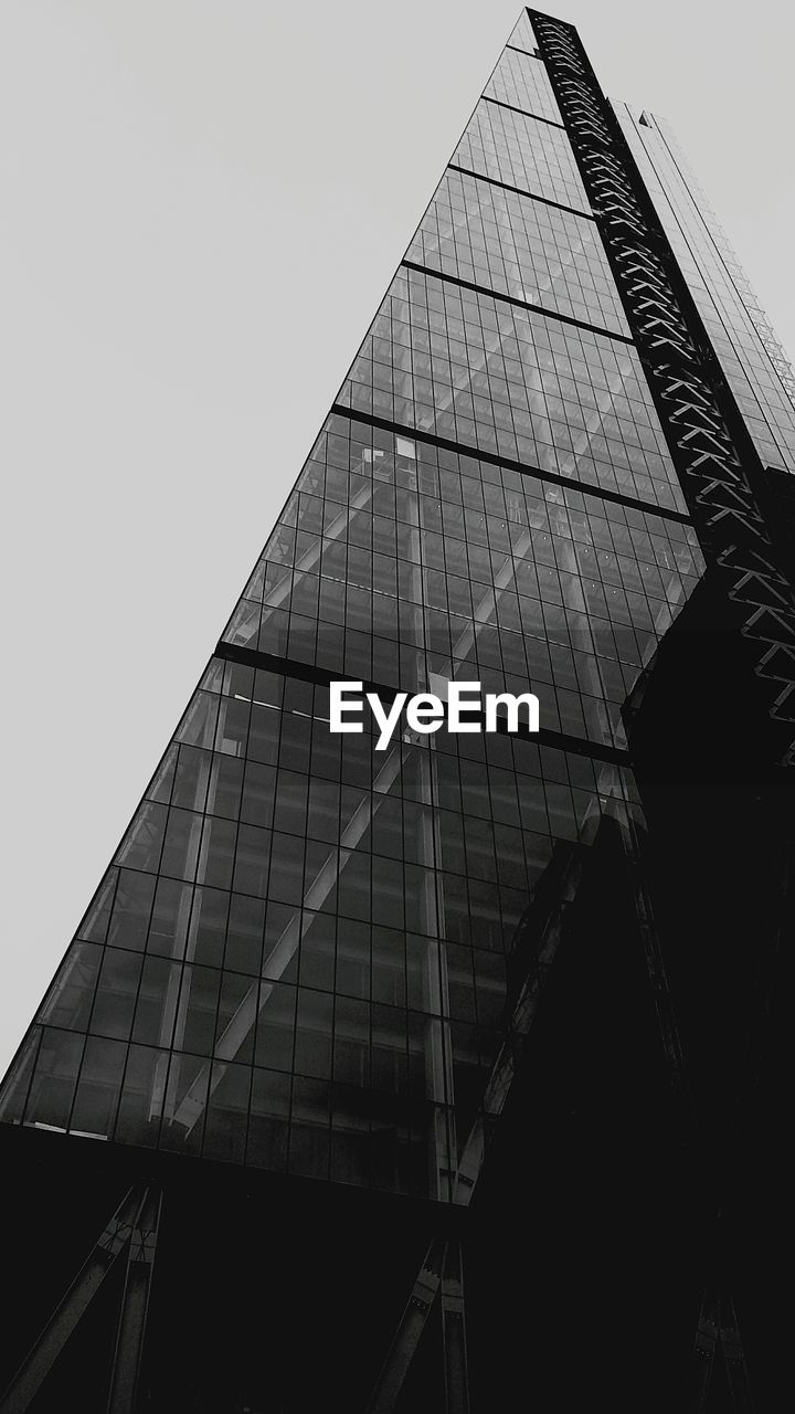 LOW ANGLE VIEW OF MODERN BUILDING AGAINST SKY