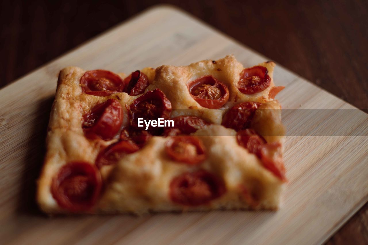 CLOSE-UP OF PIZZA ON PLATE