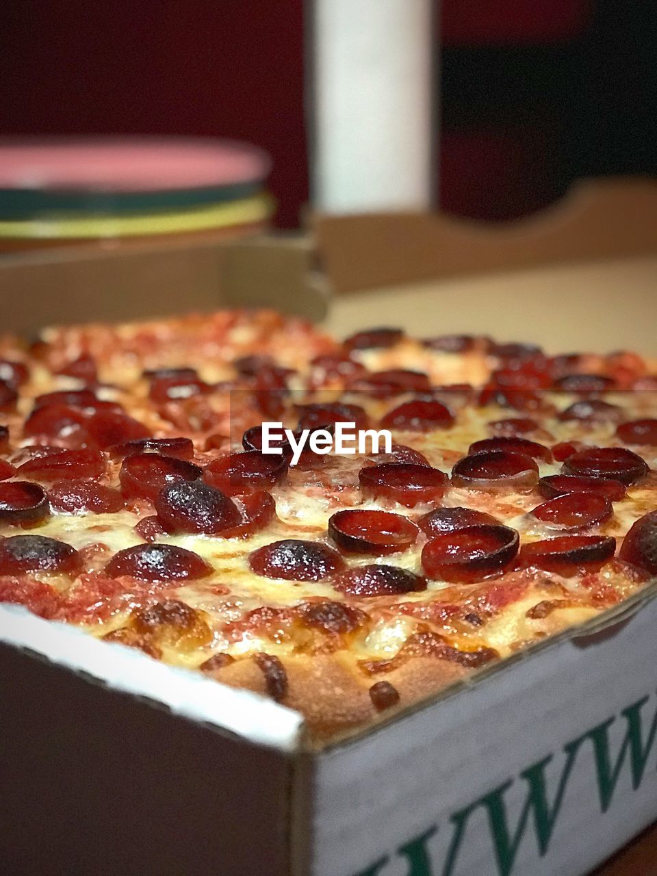 CLOSE-UP OF PIZZA ON TABLE