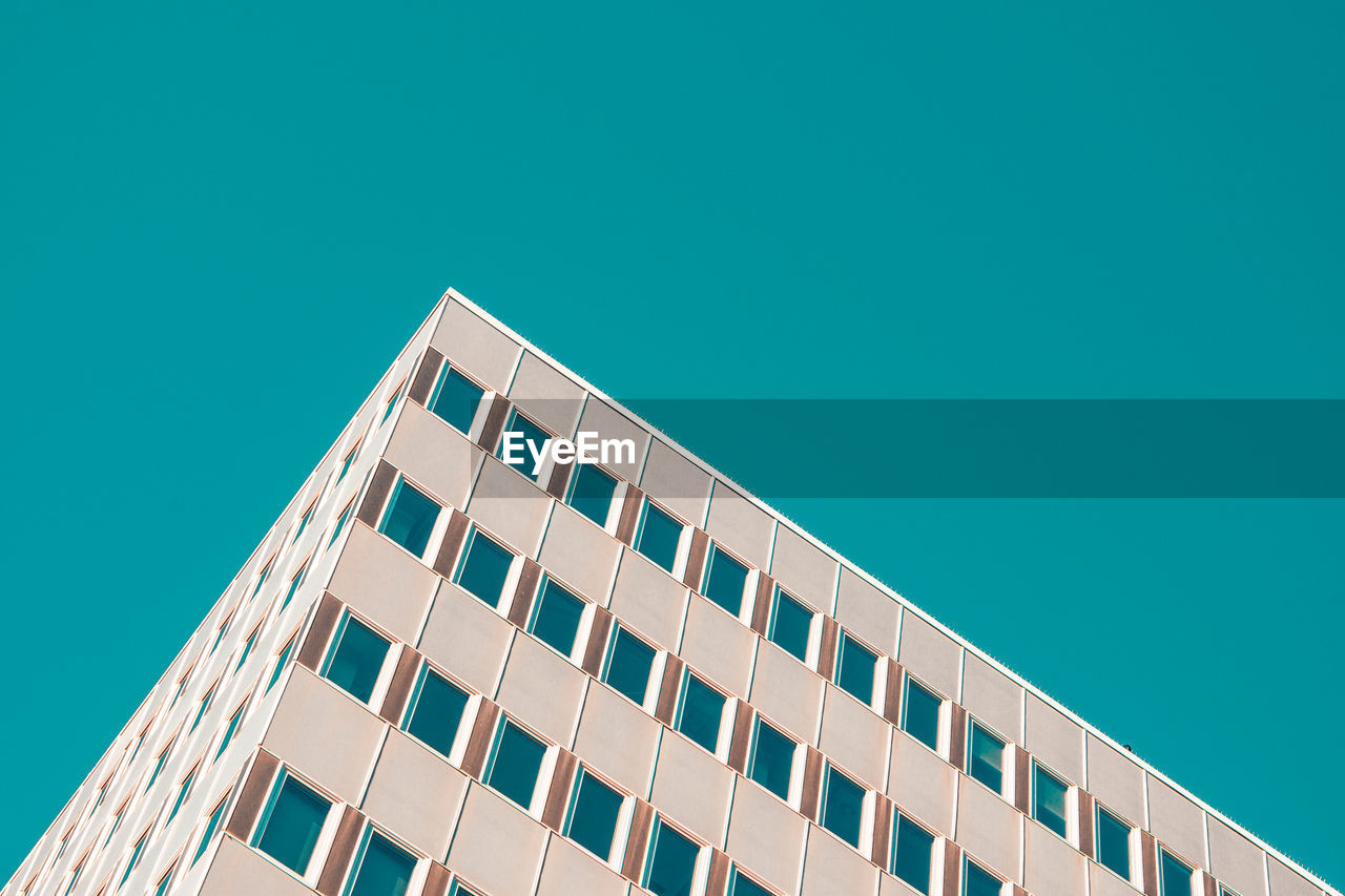 LOW ANGLE VIEW OF BUILDING AGAINST CLEAR BLUE SKY