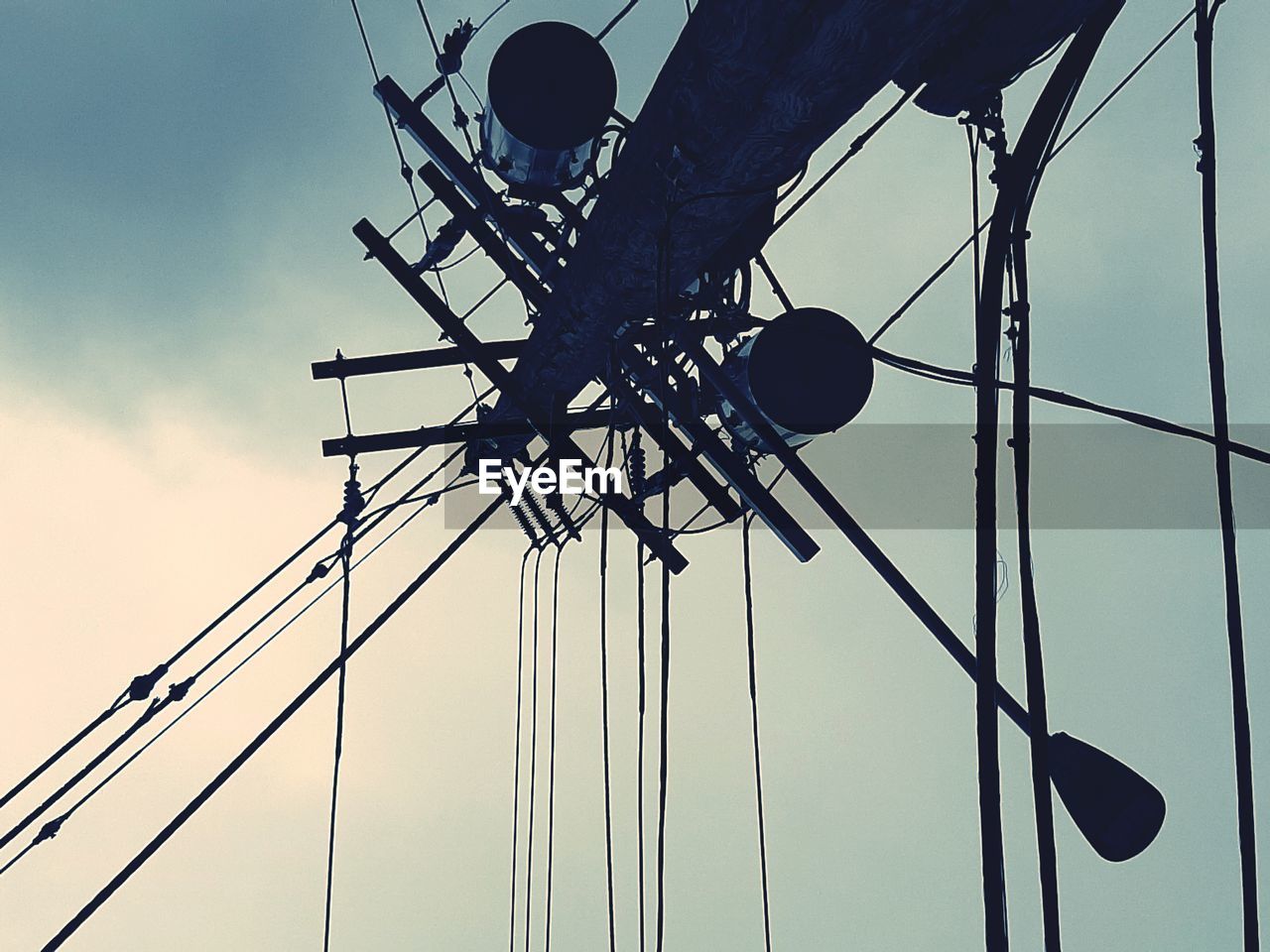 LOW ANGLE VIEW OF ELECTRICITY PYLONS AGAINST SKY