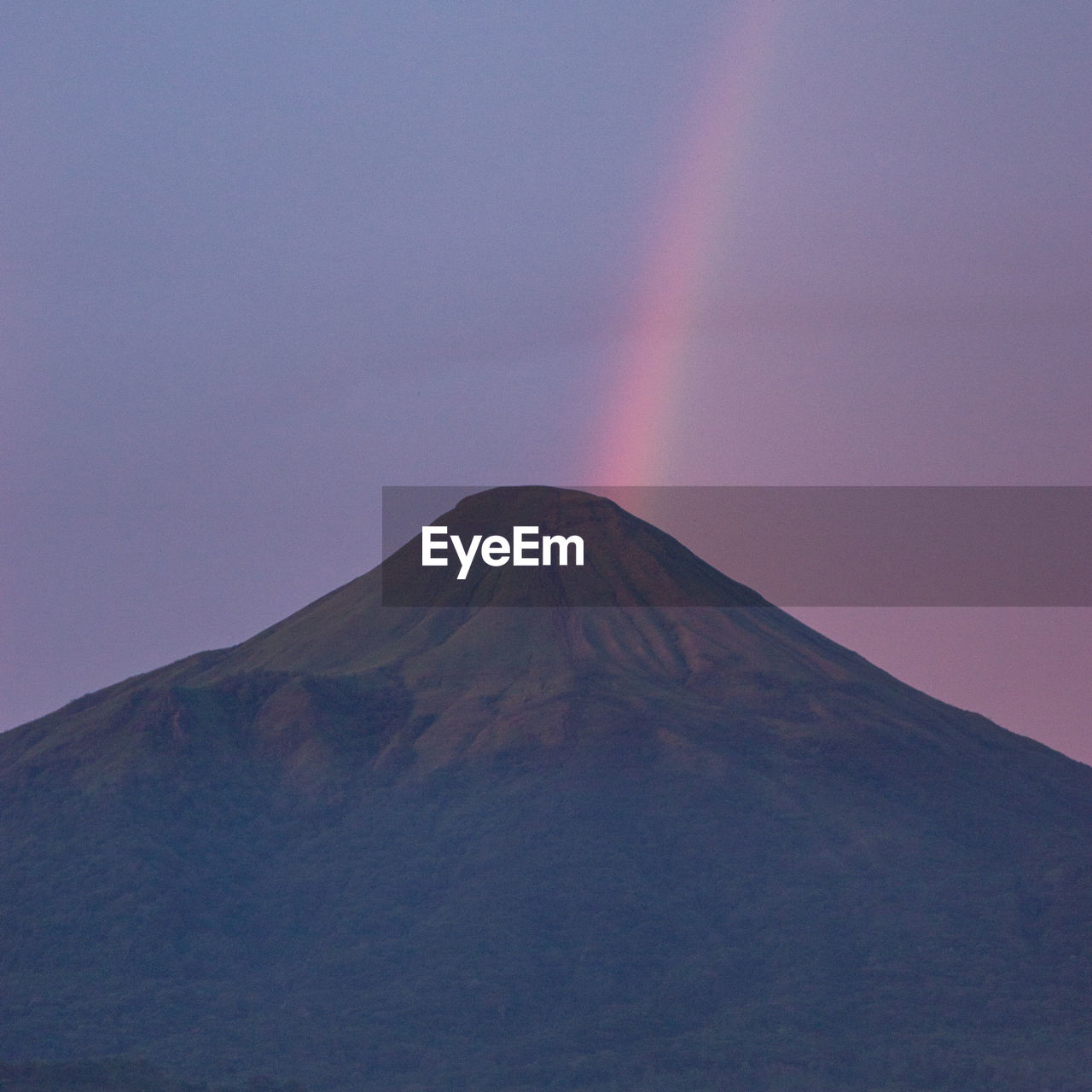 SCENIC VIEW OF VOLCANIC MOUNTAIN AGAINST SKY