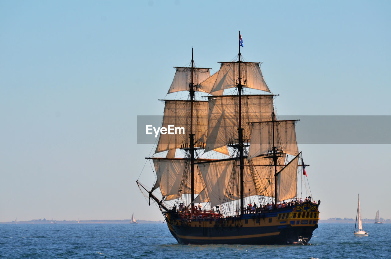 SAILBOAT IN SEA AGAINST CLEAR SKY